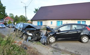 Zderzenie czołowe ford focus i hyundai.