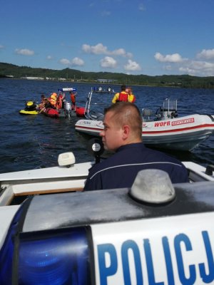 Policjanci na motorówce interweniują podczas zdarzenia ze skuterem.