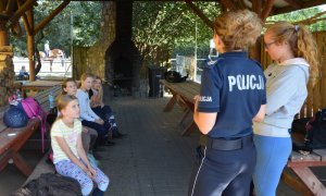 Policjantka opowiada o bezpieczeństwie.