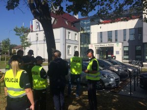 Policjanci znajdują się przed budynkiem UM w Redzie