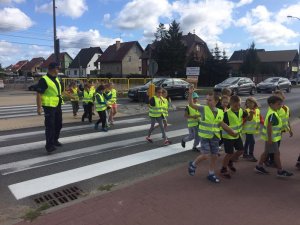 Policjanci dbają o bezpieczeństwo dzieci przy szkołach.