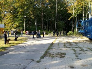 Policyjne pojazdy stoją w pobliżu wejherowskiego stadionu.