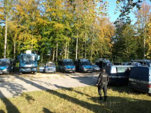 Policyjne pojazdy stoją w pobliżu wejherowskiego stadionu.