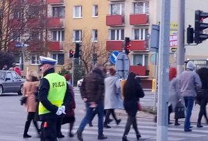 Policjanci nadzorują bezpieczeństwo pieszych na drogach