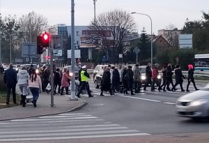 Policjanci nadzorują bezpieczeństwo pieszych na drogach