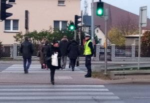 Policjanci nadzorują bezpieczeństwo pieszych na drogach