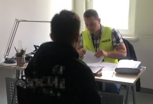 Policjant przesłuchuje sprawcę rozboju