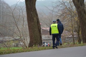 Policjanci w Kostkowie sprawdzają infrastrukturę drogową w miejscu wypadku.