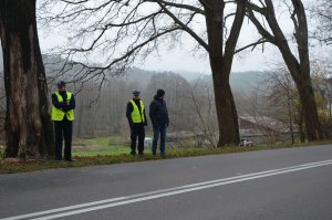 Policjanci w Kostkowie sprawdzają infrastrukturę drogową w miejscu wypadku.