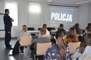 Spotkanie w komendzie, prezentacja spotów promujących pracę w formacji