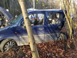 Opel biorący udział w wypadku, stoi na poboczu drogi