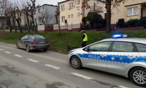 Policjanci pracują na miejscu wypadku w Luzinie.