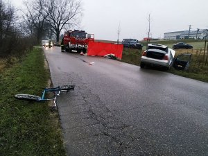 na poboczu leży rower na którym jechała rowerzystka