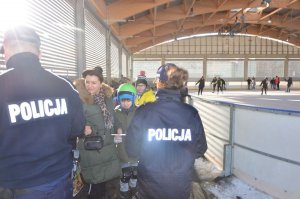 Policjanci rozmawiali o bezpieczeństwie i rozdawali odblaski przy lodowisku