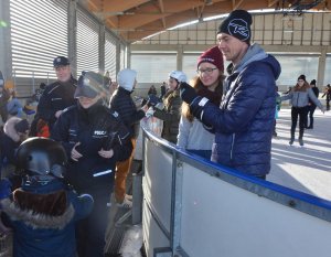 Policjanci rozmawiali o bezpieczeństwie i rozdawali odblaski przy lodowisku