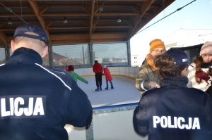 Policjanci rozmawiali o bezpieczeństwie i rozdawali odblaski przy lodowisku