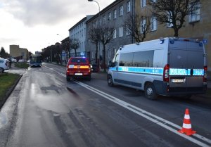 Policjanci pracują na miejscu wypadku drogowego