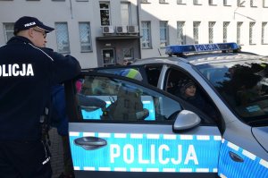 Policjanci pokazują dzieciom policyjny radiowóz