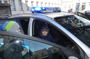 Policjanci pokazują dzieciom policyjny radiowóz