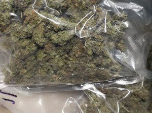 Zabezpieczone narkotyki - marihuana w dużym foliowym worku