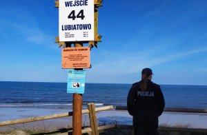 Policyjny patrol przy wejściu na plażę