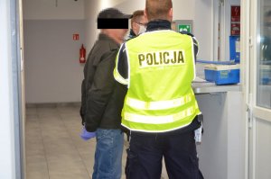 Policjanci badają trzeźwość kierowcy