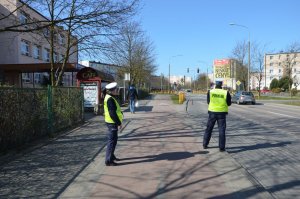 Policjanci drogówki kontrolują przystanki i przewoźników