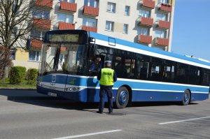 Policjanci drogówki kontrolują przystanki i przewoźników