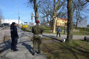 Policjant z funkcjonariuszem Żandarmerii Wojskowej  patrolują rejon przy parku