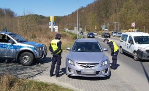 Policjanci kontrolują bezpieczeństwo w ruchu drogowym