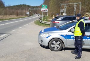 Policjanci prowadzą kontrole drogowe przed Rekowską Górką ul. Pucka Reda