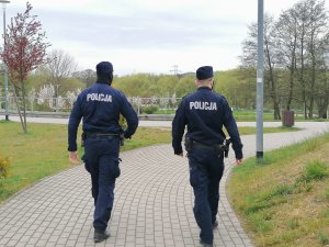 Policjanci patrolują park w Redzie