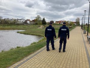 Policjanci patrolują park w Luzinie