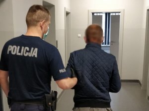 zatrzymany prowadzony przez policjantów