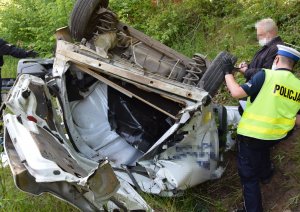 Policjanci wykonują oględziny samochodu