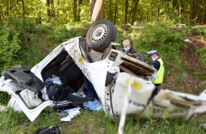 Policjanci wykonują oględziny samochodu