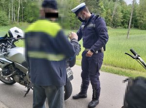 Policjanci kontrolują rowerzystę na drodze