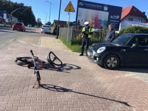 Policjant wykonuje oględziny