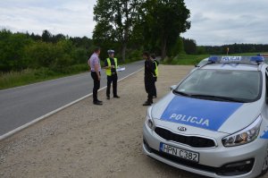 Policjanci w Brzeźnie Lęborskim sprawdzali infrastrukturę drogową w miejscu, gdzie doszło do śmiertelnego wypadku