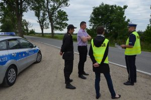 Policjanci w Brzeźnie Lęborskim sprawdzali infrastrukturę drogową w miejscu, gdzie doszło do śmiertelnego wypadku