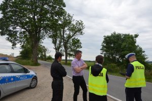 Policjanci w Brzeźnie Lęborskim sprawdzali infrastrukturę drogową w miejscu, gdzie doszło do śmiertelnego wypadku