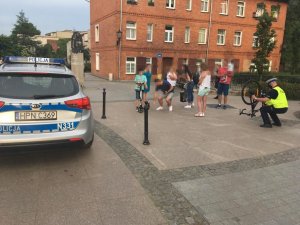 Policjanci pracują na miejscu potrącenia