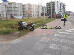 Policjanci pracowali na miejscu zdarzenia drogowego oraz ustalali okoliczności