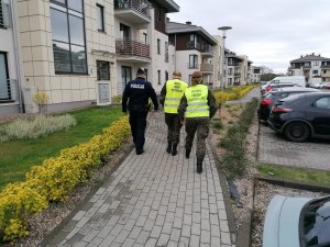 Wspólny patrol policjantów i żołnierzy prowadzi kontrole kwarantanny