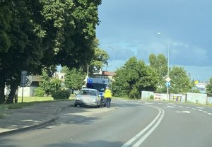 Policjant prowadzi kontrolę drogową samochodu volkswagen