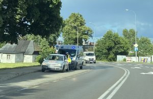 Policjant prowadzi kontrolę drogową samochodu volkswagen