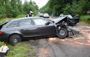 Policjanci wykonują oględziny na miejscu zdarzenia