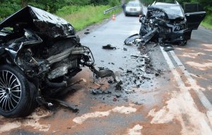 Policjanci wykonują oględziny na miejscu zdarzenia