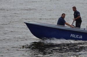 Policjanci dbają o bezpieczeństwo nad wodą