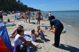 Policjanci prowadzą spotkania z mieszkańcami i turystami na plażach